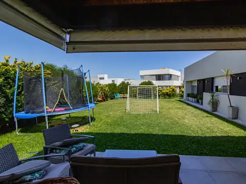 SAN SEBASTIAN - VENTA DE CASA DE 3 DORMITORIOS EN BARRIO CERRADO