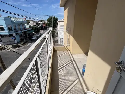 Departamento 2 amb al Frente con balcón