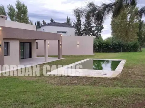 Casa 5 ambientes con 4 baños