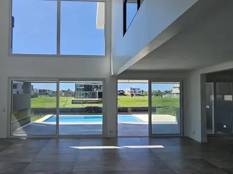 Yacht 300: 5 DORMITORIOS - PLAYROOM - AMARRA PROPIA