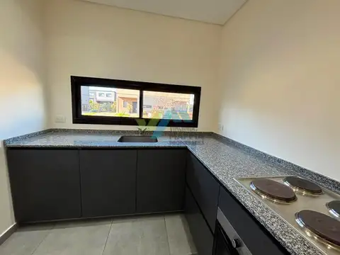 Casa en Alquiler con 3 cocheras