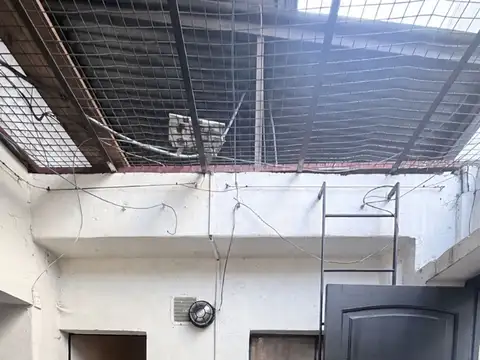 OPORTUNIDAD UNICA - PH A REFACCIONAR CON LOCALES 