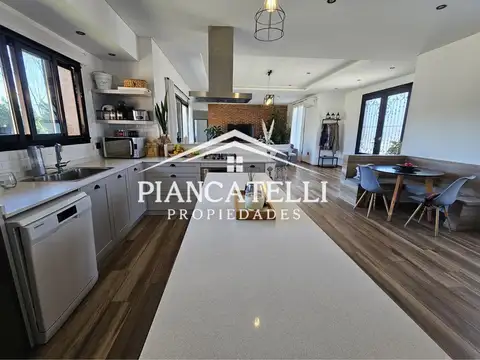 Casa en Venta con 2 cocheras