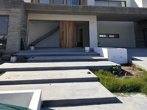 Casa en venta con pileta en Pilará. Única