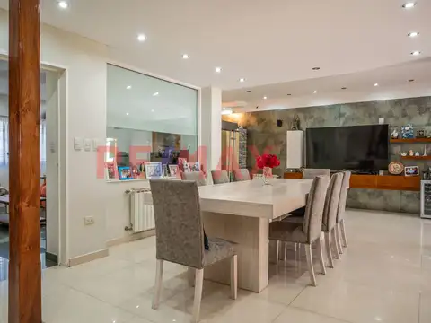 Casa en Venta con 2 cocheras