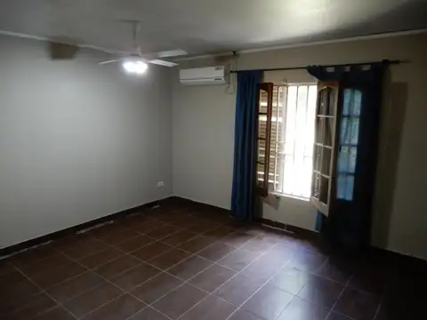 Casa en alquiler B° Los Pinos con gran terreno parquizado
