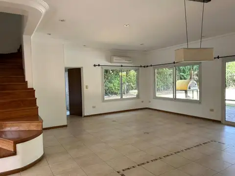 Casa en Alquiler con 5 cocheras