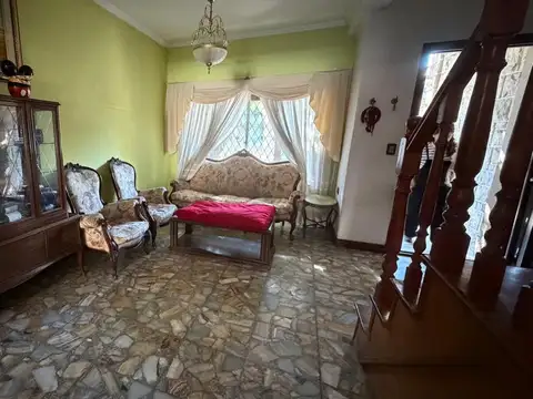 Casa 7 ambientes con 2 baños