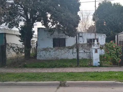 Lote con casa a demoler sobre calle 9