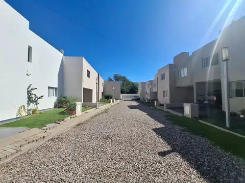 De Los Eslovenos 4900