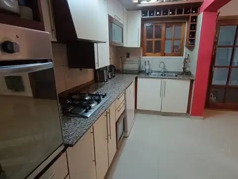 Casa 8 ambientes con 3 baños