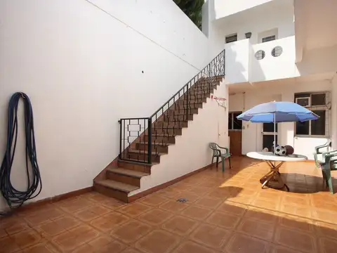 Casa 6 ambientes con 2 baños