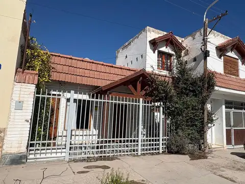 Venta Casa c/quincho + 3 deptos