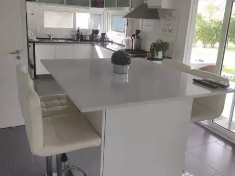 Casa 5 ambientes con 4 baños