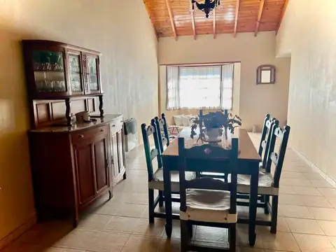 Casa 6 ambientes con 2 baños
