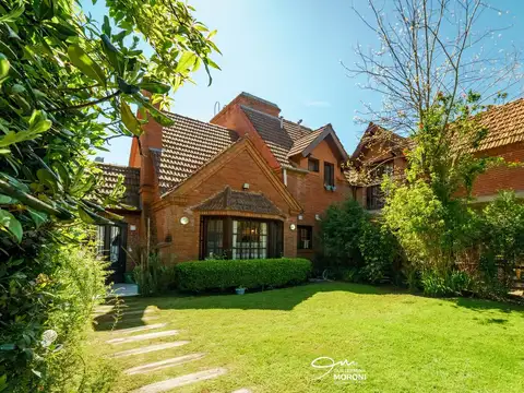 Casa en PH de 5 ambientes con jardín y balcón, a dos cuadras del Balneario Neruda, Aromo al 100, Car