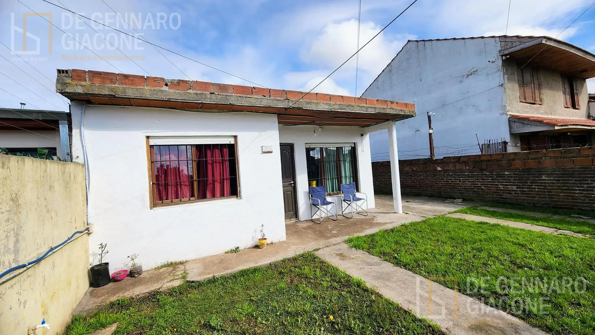 Casa de 3 ambientes con amplio parque y potencial de ampliación