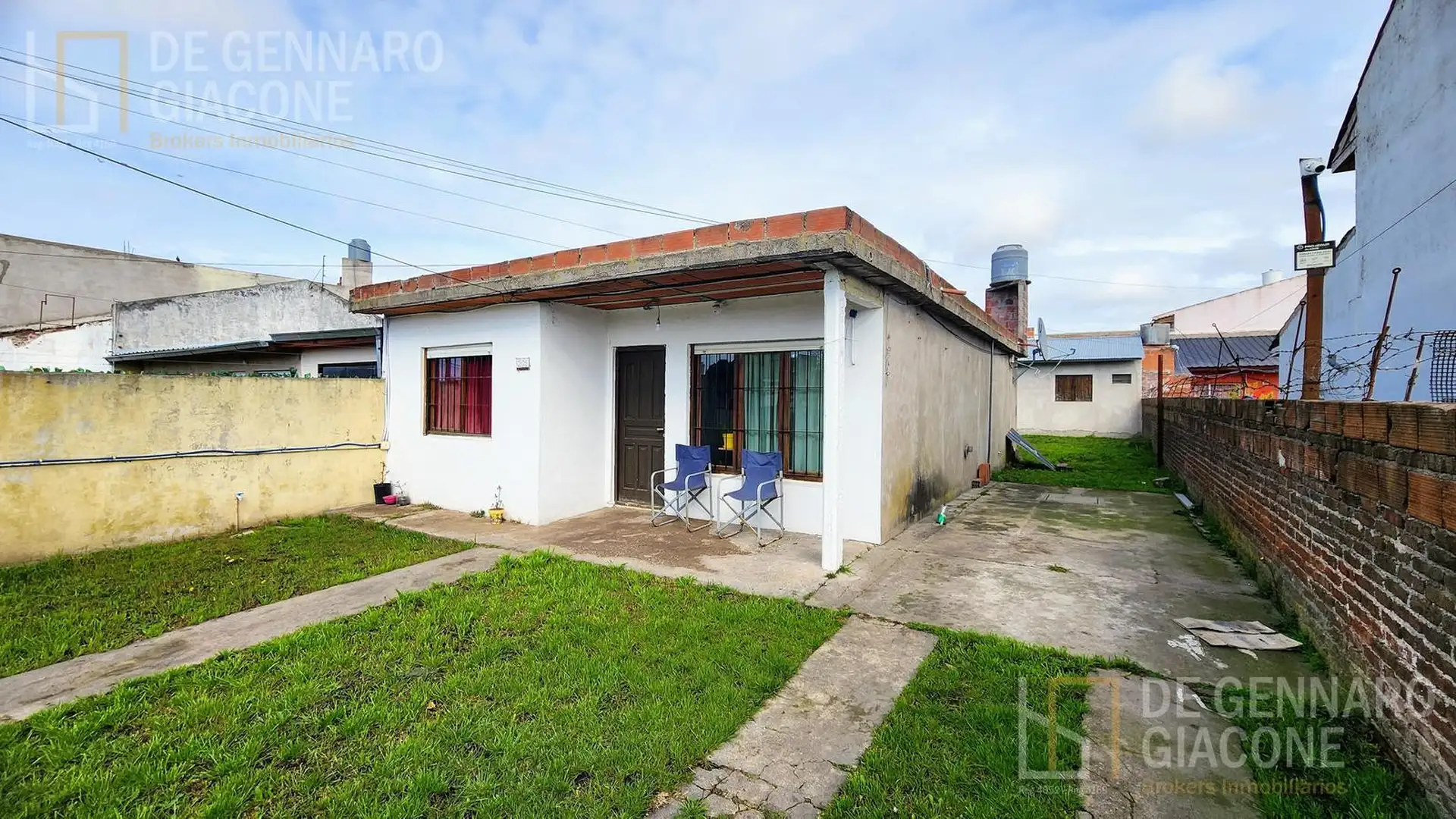 Casa de 3 ambientes con amplio parque y potencial de ampliación