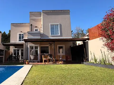 Casa en venta con piscina en barrio cerrado sin expensas