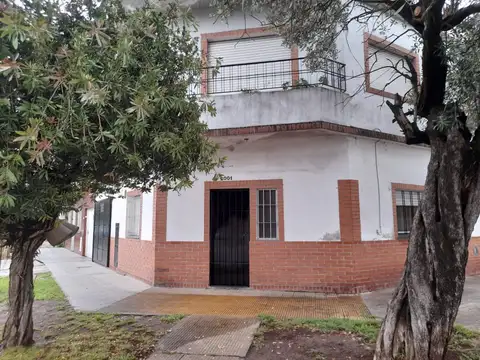 Monoambiente, PB frente, totalmente independiente.- 