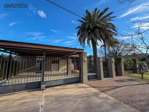 Casa de categoría con quincho, pileta y doble sector social en Barrio Brigadier López