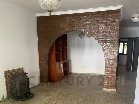 Casa en Alquiler con 2 cocheras