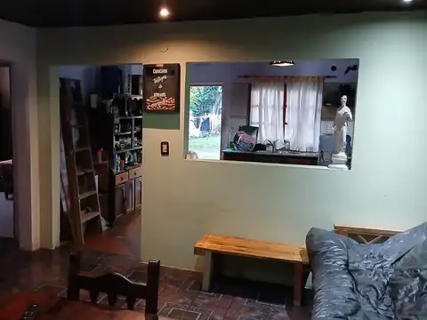 AMPLIA CASA UBICADA A POCAS CUADRAS DEL CENTRO DE ESCOBAR