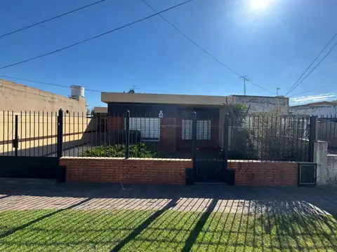 VENTA CASA 4 AMBIENTES LAVALLOL PILETA