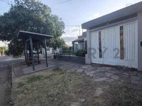 venta casa 3 ambiente a reformar Castelar sur 2 dormitorios excelente zona cochera 2 autos