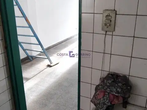 Local de 20 m² ubicado anteesquina Avenida Crovara y Gorriti