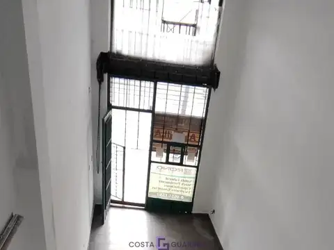 Local de 20 m² ubicado anteesquina Avenida Crovara y Gorriti