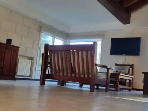 Casa en Alquiler con 2 cocheras