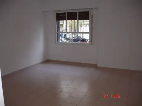 DOS Ambientes planta baja al frente .-