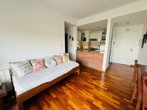 Departamento dos ambientes, quinto piso al frente, amoblado, con cochera. 