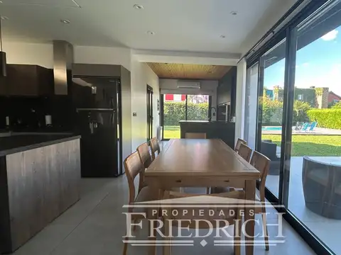 Casa en Venta con 6 cocheras
