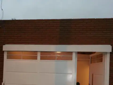 Casa 2 dormitorios/patio/parrillero/cochera