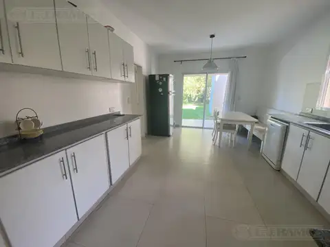 4 DORMITORIOS y AREA DE SERVICIO. LOTE INTERNO.