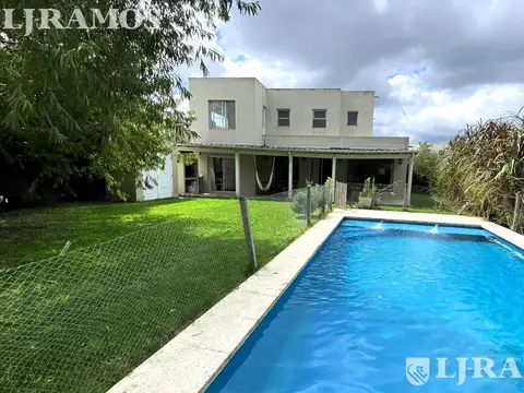 4 DORMITORIOS y AREA DE SERVICIO. LOTE INTERNO.