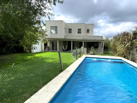 4 DORMITORIOS y AREA DE SERVICIO. LOTE INTERNO.