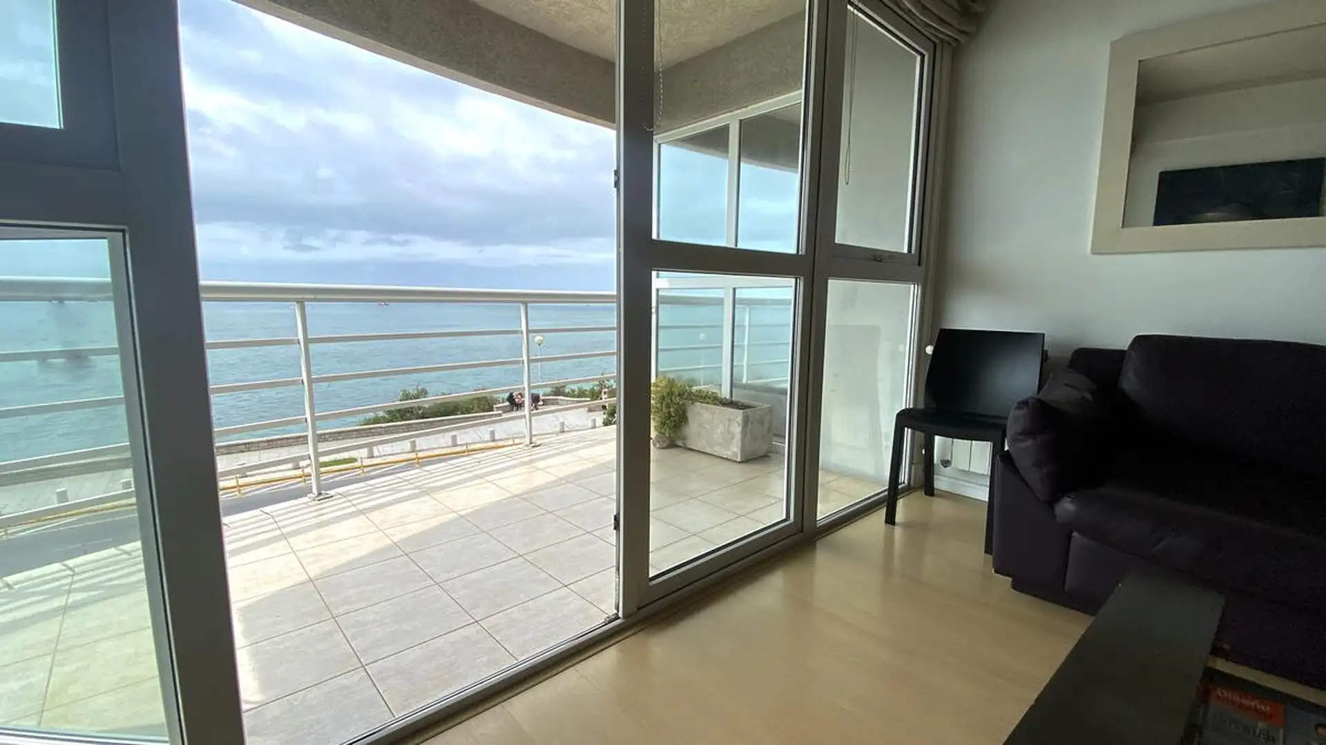 Depto 4 ambientes con balcon saliente y vista plena al mar