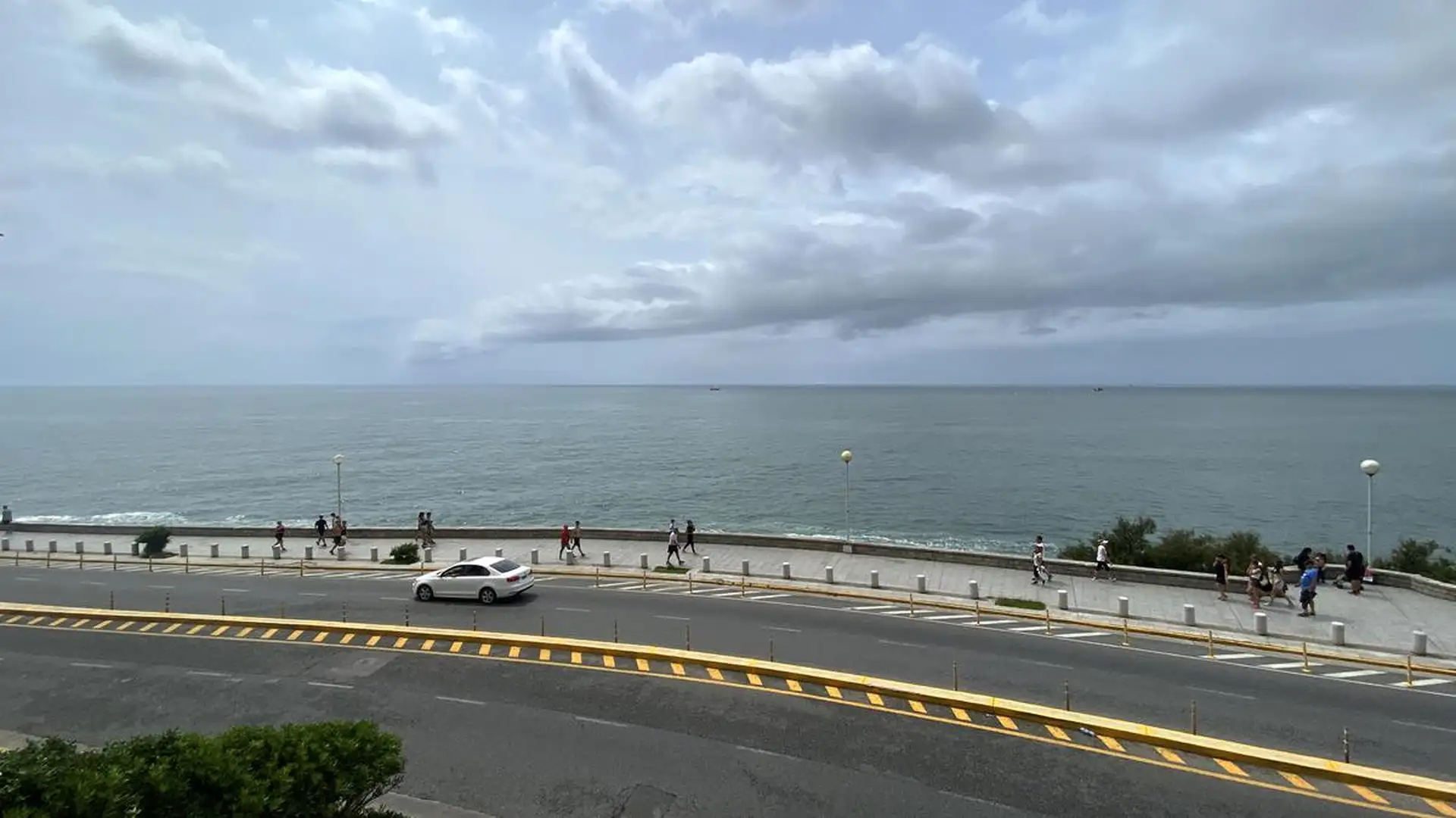 Depto 4 ambientes con balcon saliente y vista plena al mar