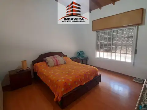 Excelente PH tipo casa de 320 m2 Totales. 3 Amb. Quincho. Hermoso Fondo. Caseros Centro