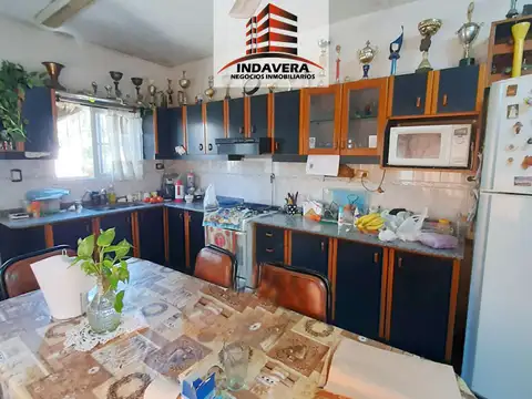 Excelente PH tipo casa de 320 m2 Totales. 3 Amb. Quincho. Hermoso Fondo. Caseros Centro