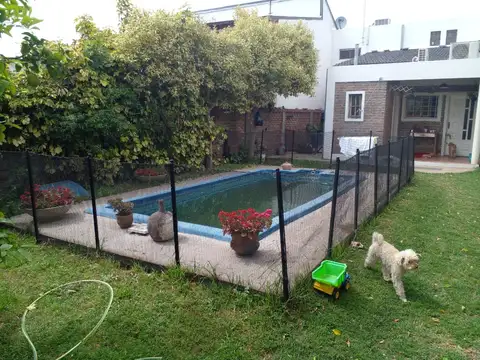 Hermoso chalet en S. A. de Padua. Tres dormitorios