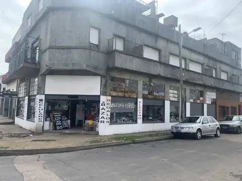 LOCAL EN ESQUINA CON VIVIENDA SOBRE AVDA. 230 m2 