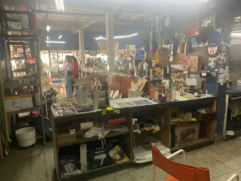 LOCAL EN ESQUINA CON VIVIENDA SOBRE AVDA. 230 m2