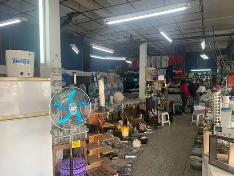 LOCAL EN ESQUINA CON VIVIENDA SOBRE AVDA. 230 m2
