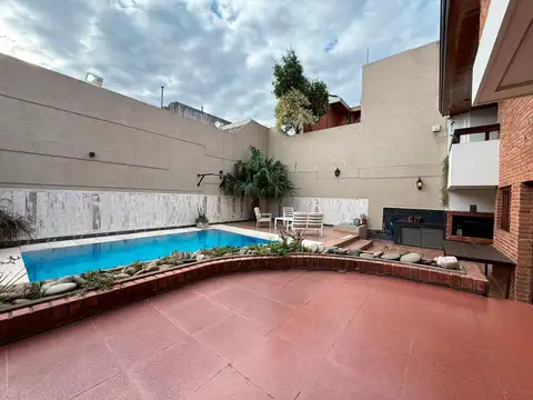 CASA 6 AMB. CON PILETA, PATIO , PARRILLA Y COCHERA
