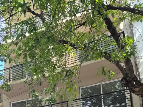 ALQUILER MONOAMBIENTE CON BALCON FRENTE EN FLORES
