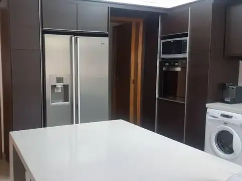 Casa en Alquiler con 2 cocheras